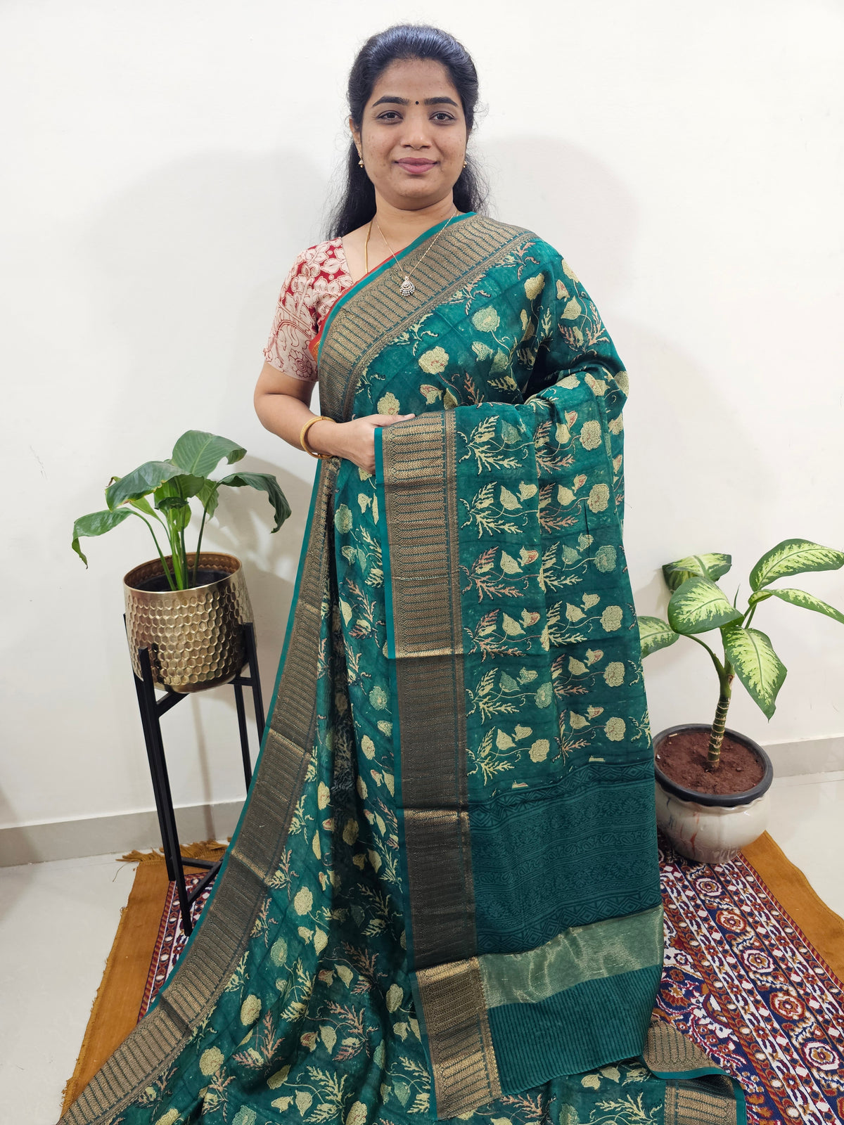 ππ«πππ¨π¨π€π’π§π  ππ―ππ’π₯πππ₯π - ππ πππ²π¬ ππ’π¬π©ππππ‘ ππ’π¦π Pure Chanderi Butter Silk - Green