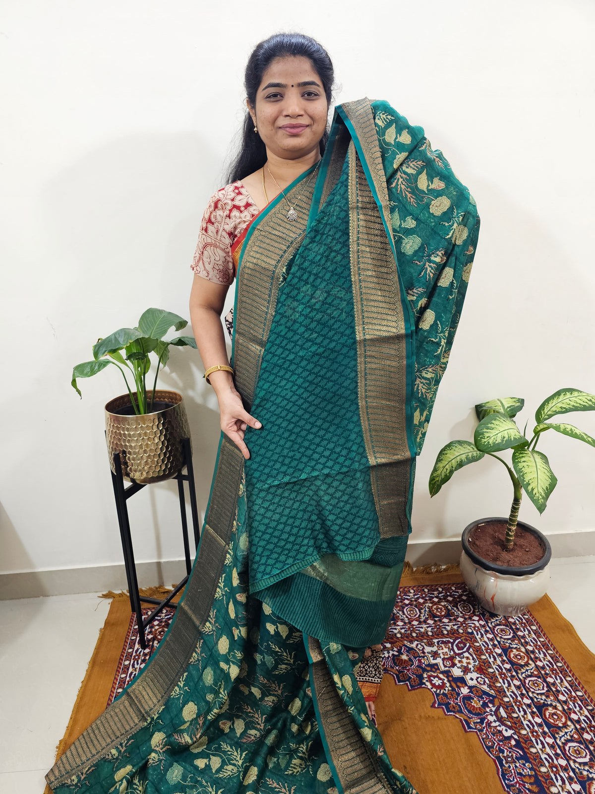 ππ«πππ¨π¨π€π’π§π  ππ―ππ’π₯πππ₯π - ππ πππ²π¬ ππ’π¬π©ππππ‘ ππ’π¦π Pure Chanderi Butter Silk - Green