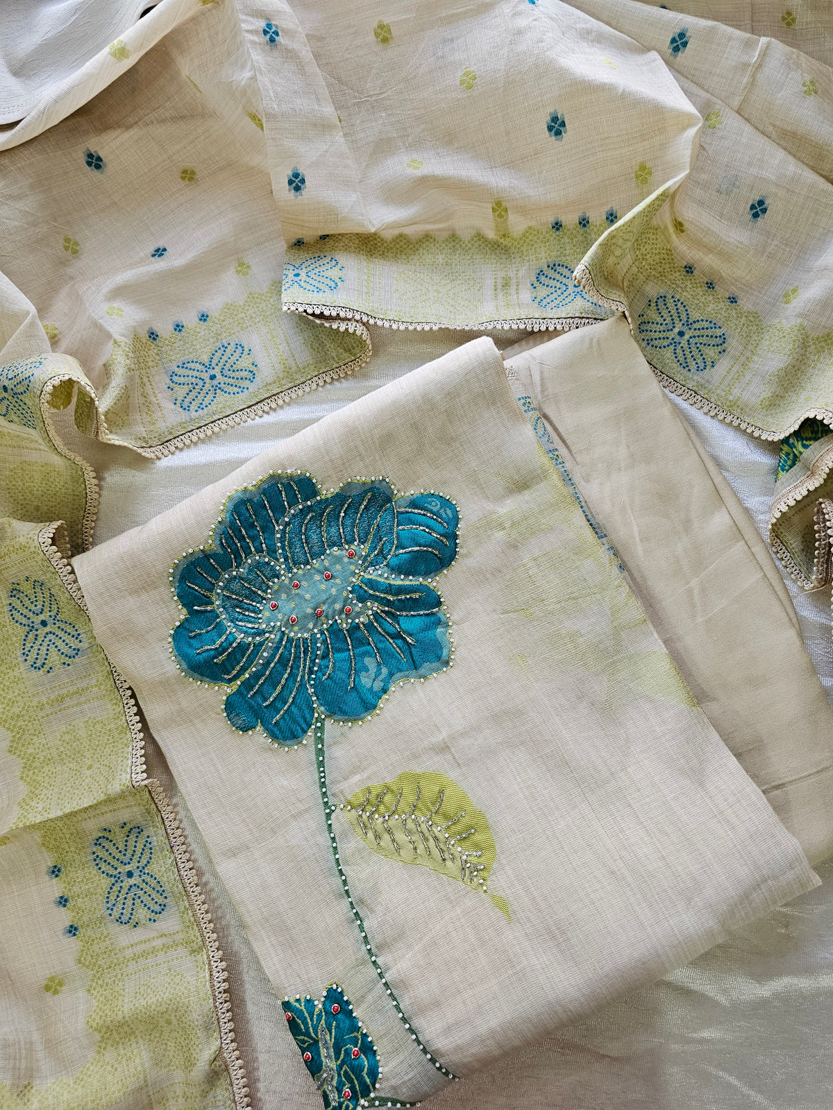 ππ«πππ¨π¨π€π’π§π  ππ―ππ’π₯πππ₯π - ππ πππ²π¬ ππ’π¬π©ππππ‘ ππ’π¦π Semi Tussar Weaving Unstitched  Salwar Suit  - Cream with Green