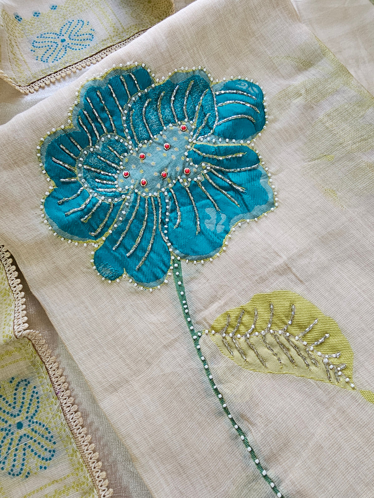 ππ«πππ¨π¨π€π’π§π  ππ―ππ’π₯πππ₯π - ππ πππ²π¬ ππ’π¬π©ππππ‘ ππ’π¦π Semi Tussar Weaving Unstitched  Salwar Suit  - Cream with Green