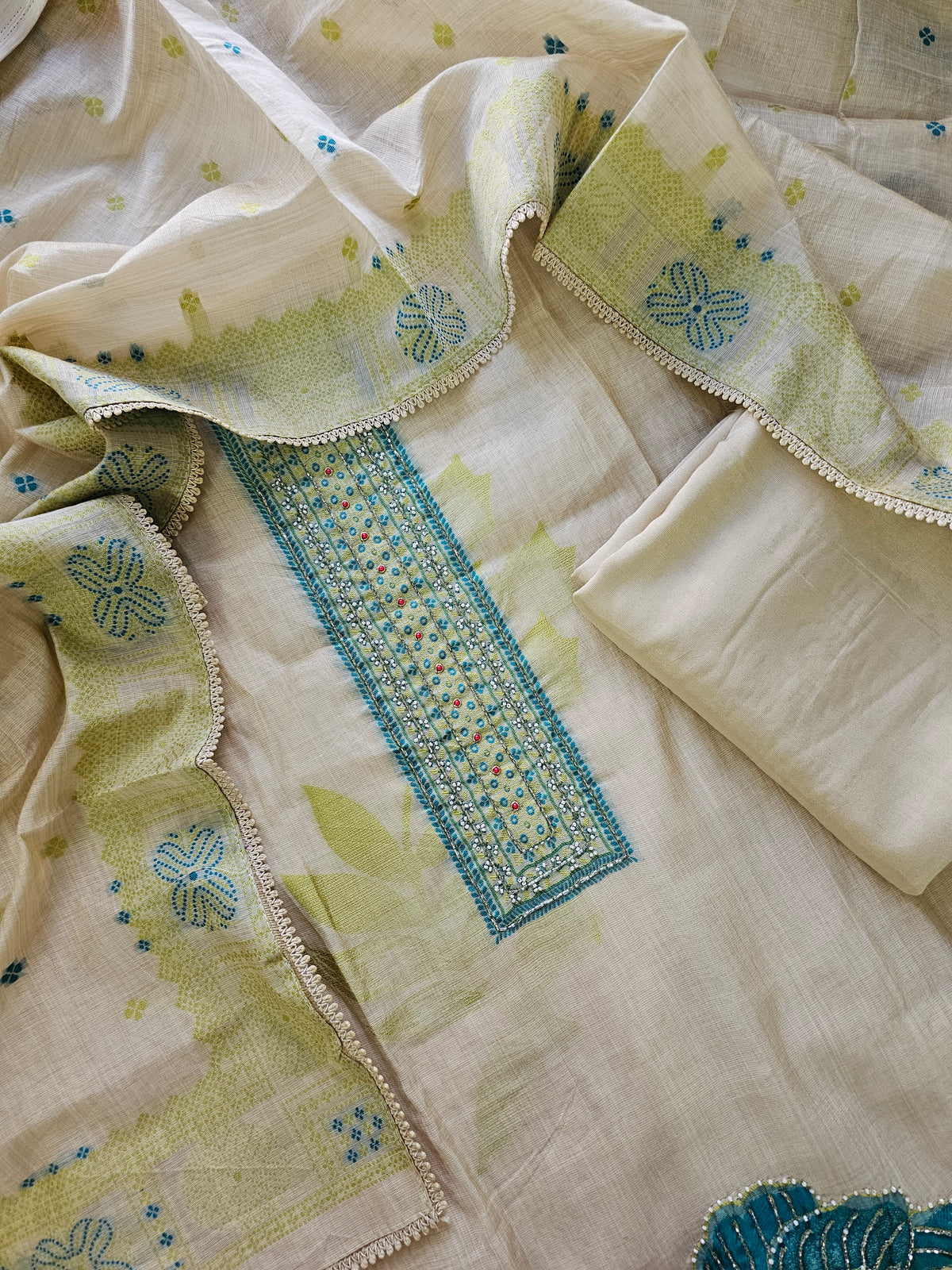 ππ«πππ¨π¨π€π’π§π  ππ―ππ’π₯πππ₯π - ππ πππ²π¬ ππ’π¬π©ππππ‘ ππ’π¦π Semi Tussar Weaving Unstitched  Salwar Suit  - Cream with Green