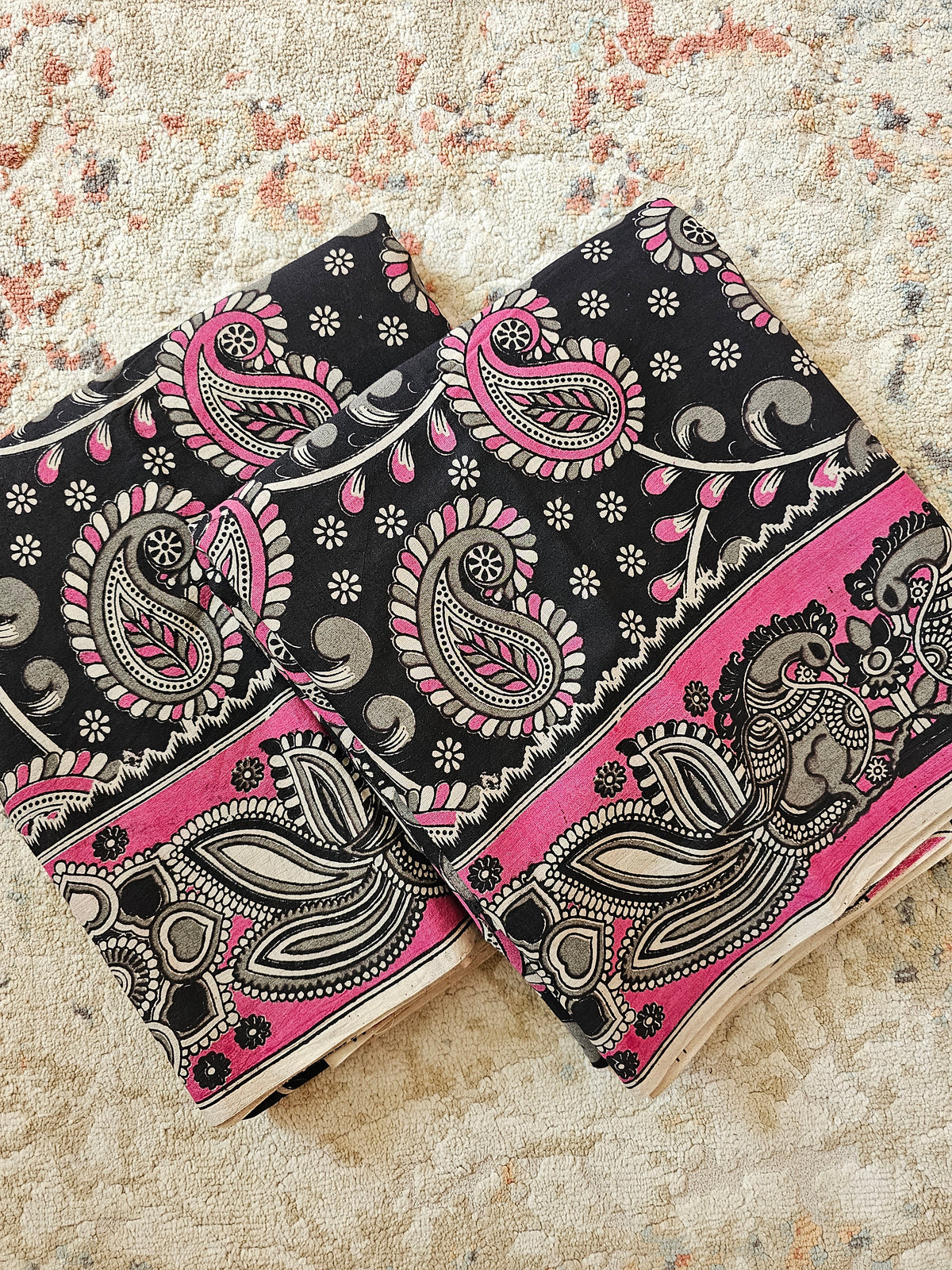 ππ«πππ¨π¨π€π’π§π  ππ―ππ’π₯πππ₯π - ππ πππ²π¬ ππ’π¬π©ππππ‘π’π§π  ππ’π¦π Cotton Kalamkari Saree - Black with Pink