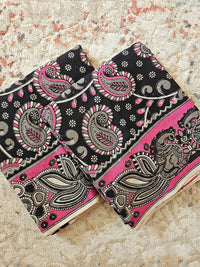 ππ«πππ¨π¨π€π’π§π  ππ―ππ’π₯πππ₯π - ππ πππ²π¬ ππ’π¬π©ππππ‘π’π§π  ππ’π¦π Cotton Kalamkari Saree - Black with Pink