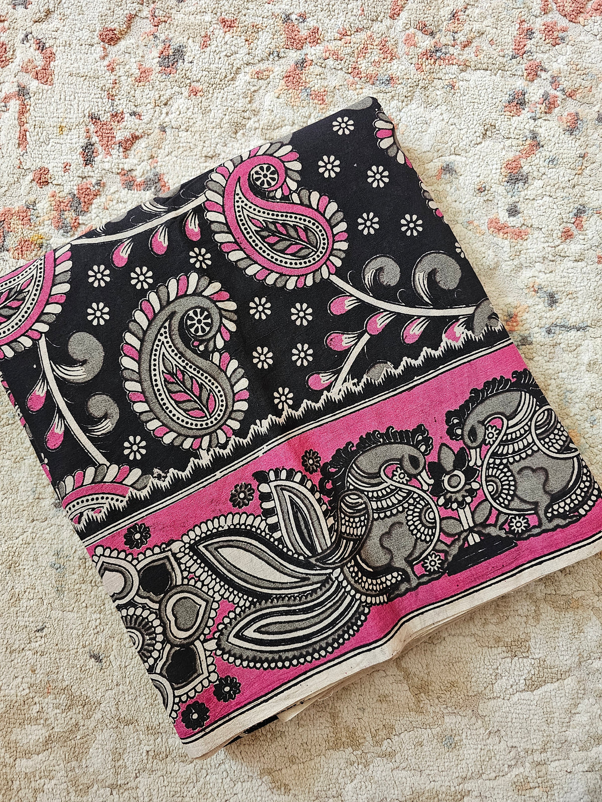 ππ«πππ¨π¨π€π’π§π  ππ―ππ’π₯πππ₯π - ππ πππ²π¬ ππ’π¬π©ππππ‘π’π§π  ππ’π¦π Cotton Kalamkari Saree - Black with Pink