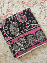 ππ«πππ¨π¨π€π’π§π  ππ―ππ’π₯πππ₯π - ππ πππ²π¬ ππ’π¬π©ππππ‘π’π§π  ππ’π¦π Cotton Kalamkari Saree - Black with Pink