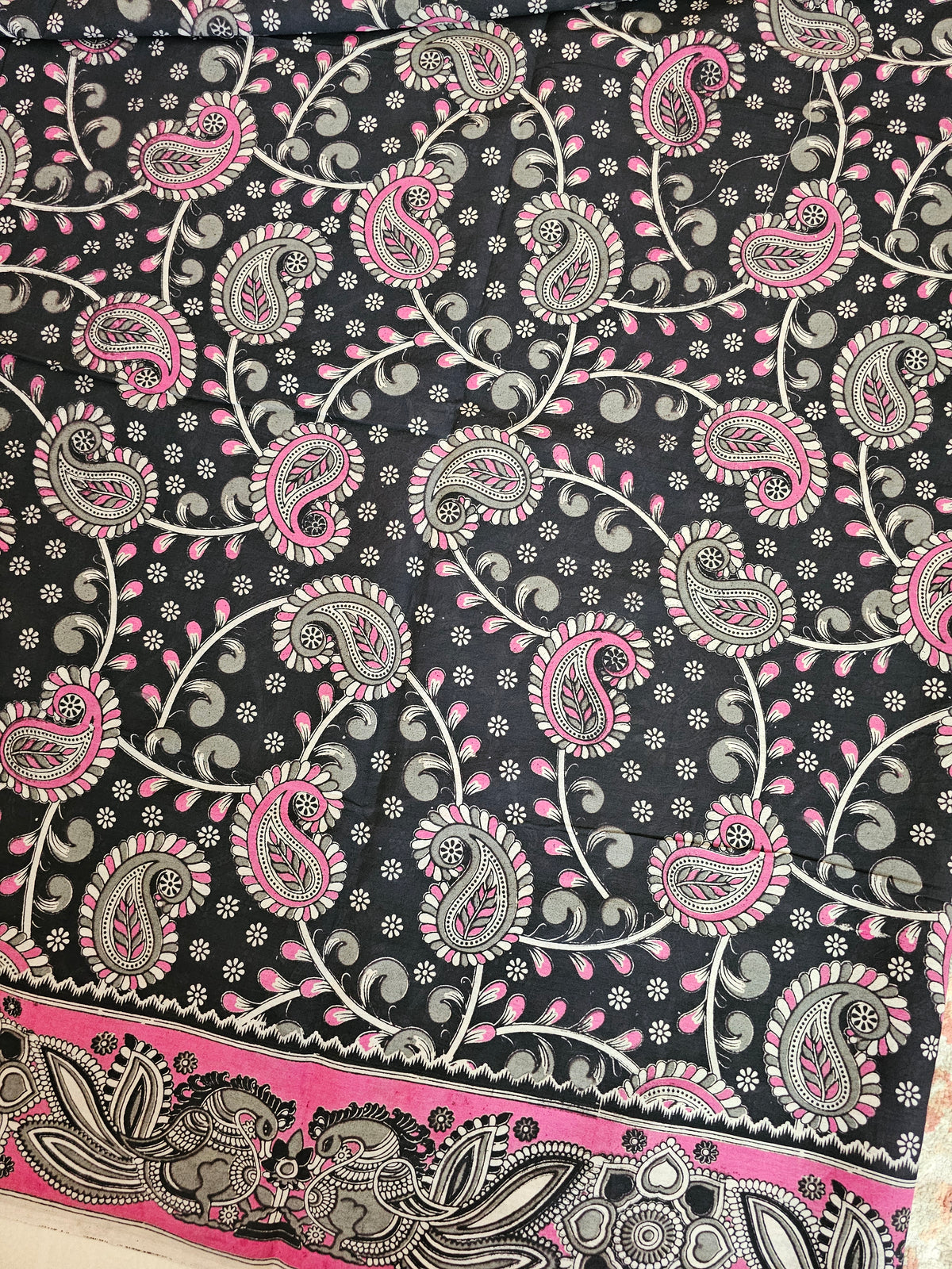 ππ«πππ¨π¨π€π’π§π  ππ―ππ’π₯πππ₯π - ππ πππ²π¬ ππ’π¬π©ππππ‘π’π§π  ππ’π¦π Cotton Kalamkari Saree - Black with Pink