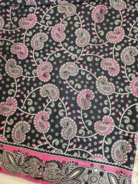 ππ«πππ¨π¨π€π’π§π  ππ―ππ’π₯πππ₯π - ππ πππ²π¬ ππ’π¬π©ππππ‘π’π§π  ππ’π¦π Cotton Kalamkari Saree - Black with Pink