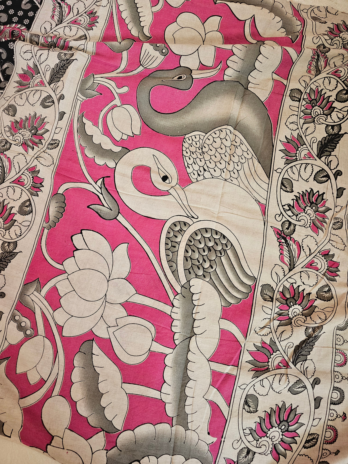 ππ«πππ¨π¨π€π’π§π  ππ―ππ’π₯πππ₯π - ππ πππ²π¬ ππ’π¬π©ππππ‘π’π§π  ππ’π¦π Cotton Kalamkari Saree - Black with Pink