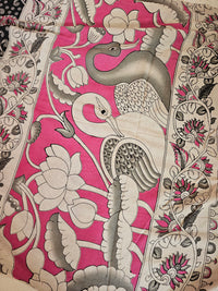 ππ«πππ¨π¨π€π’π§π  ππ―ππ’π₯πππ₯π - ππ πππ²π¬ ππ’π¬π©ππππ‘π’π§π  ππ’π¦π Cotton Kalamkari Saree - Black with Pink