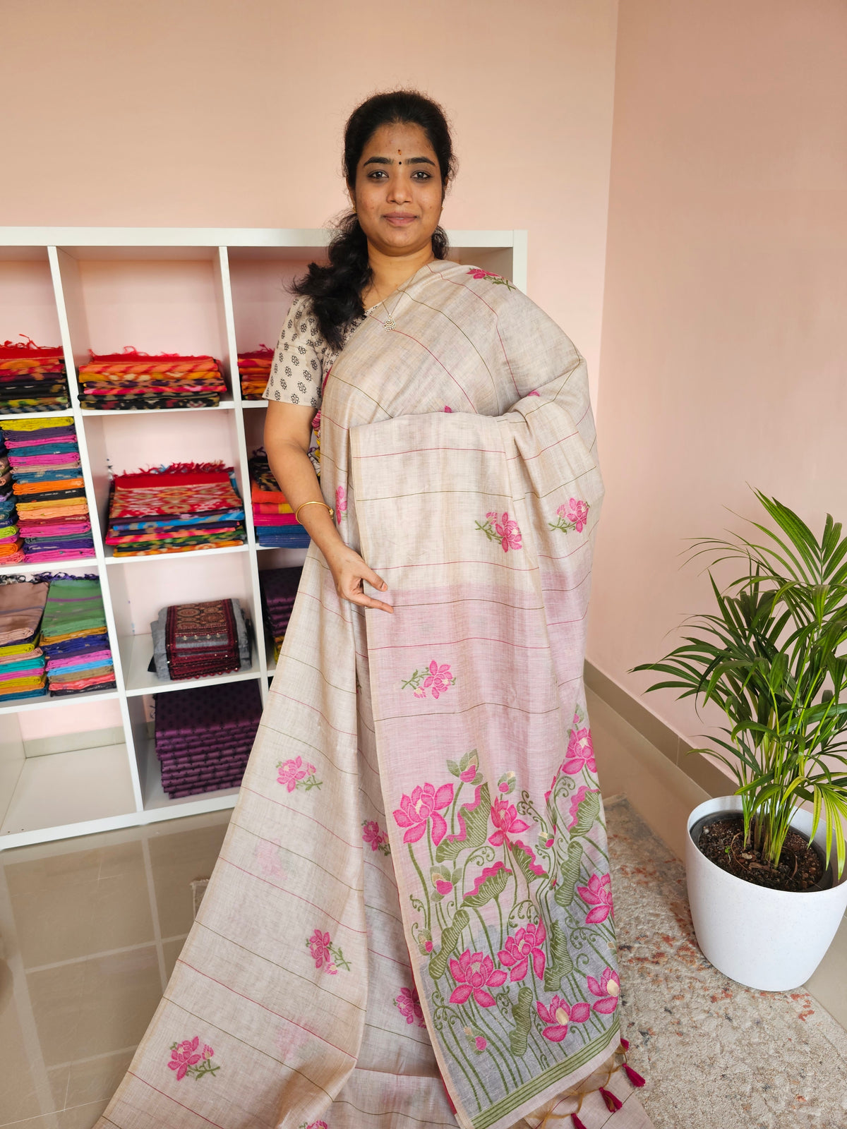 ππ«πππ¨π¨π€π’π§π  ππ―ππ’π₯πππ₯π - ππ πππ²π¬ ππ’π¬π©ππππ‘π’π§π  ππ’π¦π Soft Cotton with Weaving Floral Pattern  - Cream with Pink