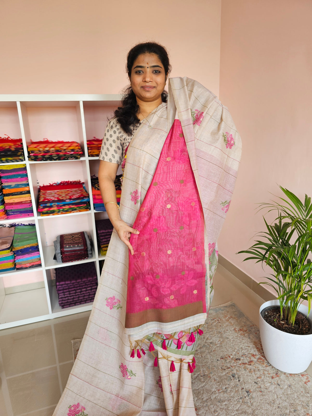 ππ«πππ¨π¨π€π’π§π  ππ―ππ’π₯πππ₯π - ππ πππ²π¬ ππ’π¬π©ππππ‘π’π§π  ππ’π¦π Soft Cotton with Weaving Floral Pattern  - Cream with Pink