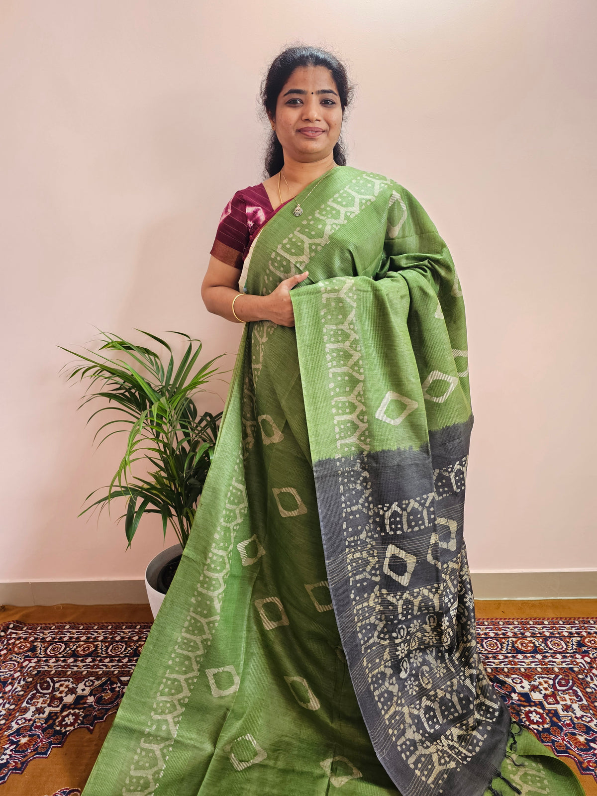 𝐏𝐫𝐞𝐛𝐨𝐨𝐤𝐢𝐧𝐠 𝐀𝐯𝐚𝐢𝐥𝐚𝐛𝐥𝐞 -𝟐𝟎 𝐝𝐚𝐲𝐬 𝐓𝐢𝐦𝐞 𝐭𝐨 𝐃𝐢𝐬𝐩𝐚𝐭𝐜𝐡 Bhagalpuri with Batik Print - Green with Grey