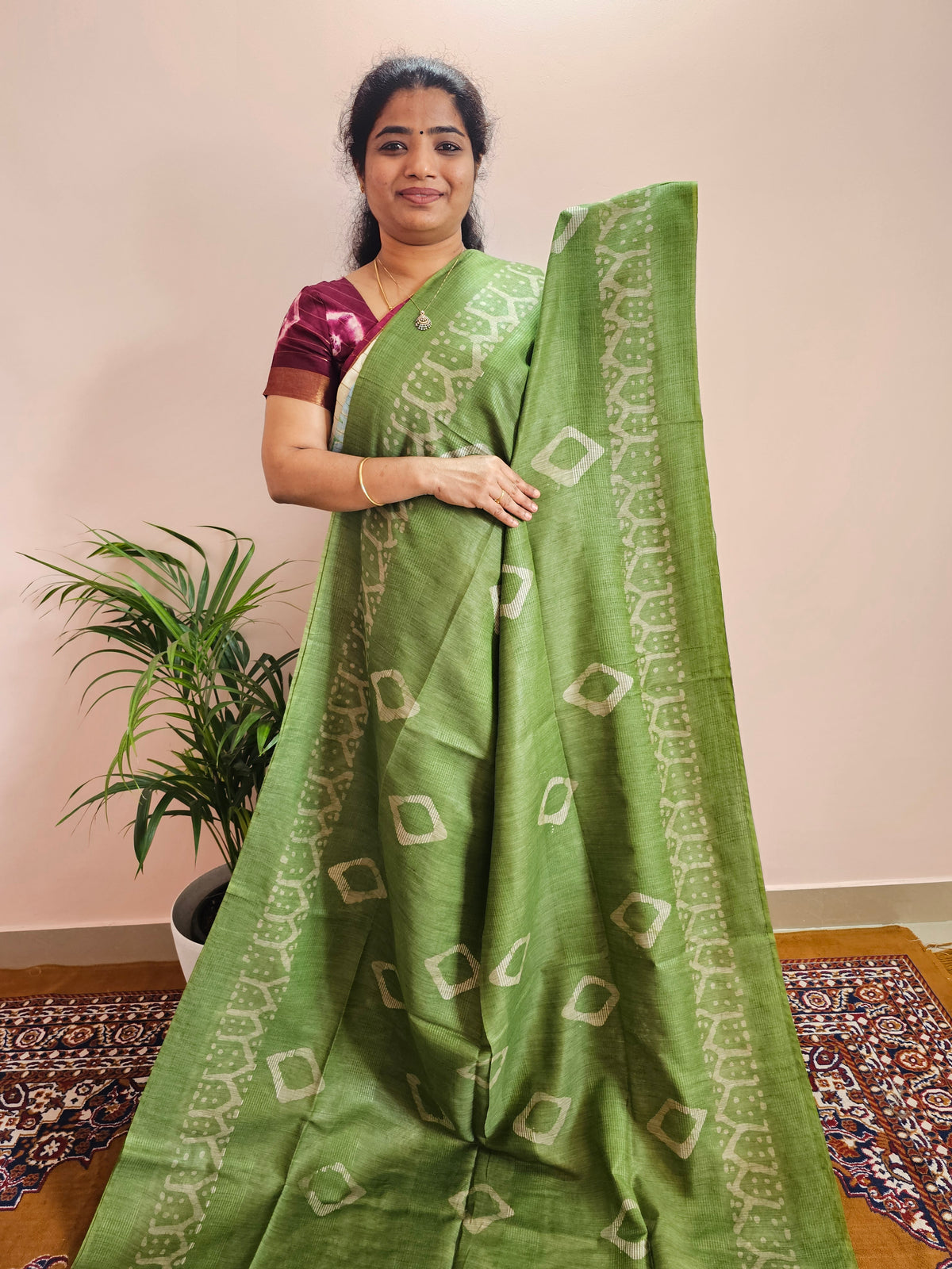 𝐏𝐫𝐞𝐛𝐨𝐨𝐤𝐢𝐧𝐠 𝐀𝐯𝐚𝐢𝐥𝐚𝐛𝐥𝐞 -𝟐𝟎 𝐝𝐚𝐲𝐬 𝐓𝐢𝐦𝐞 𝐭𝐨 𝐃𝐢𝐬𝐩𝐚𝐭𝐜𝐡 Bhagalpuri with Batik Print - Green with Grey