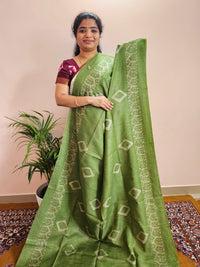 𝐏𝐫𝐞𝐛𝐨𝐨𝐤𝐢𝐧𝐠 𝐀𝐯𝐚𝐢𝐥𝐚𝐛𝐥𝐞 -𝟐𝟎 𝐝𝐚𝐲𝐬 𝐓𝐢𝐦𝐞 𝐭𝐨 𝐃𝐢𝐬𝐩𝐚𝐭𝐜𝐡 Bhagalpuri with Batik Print - Green with Grey