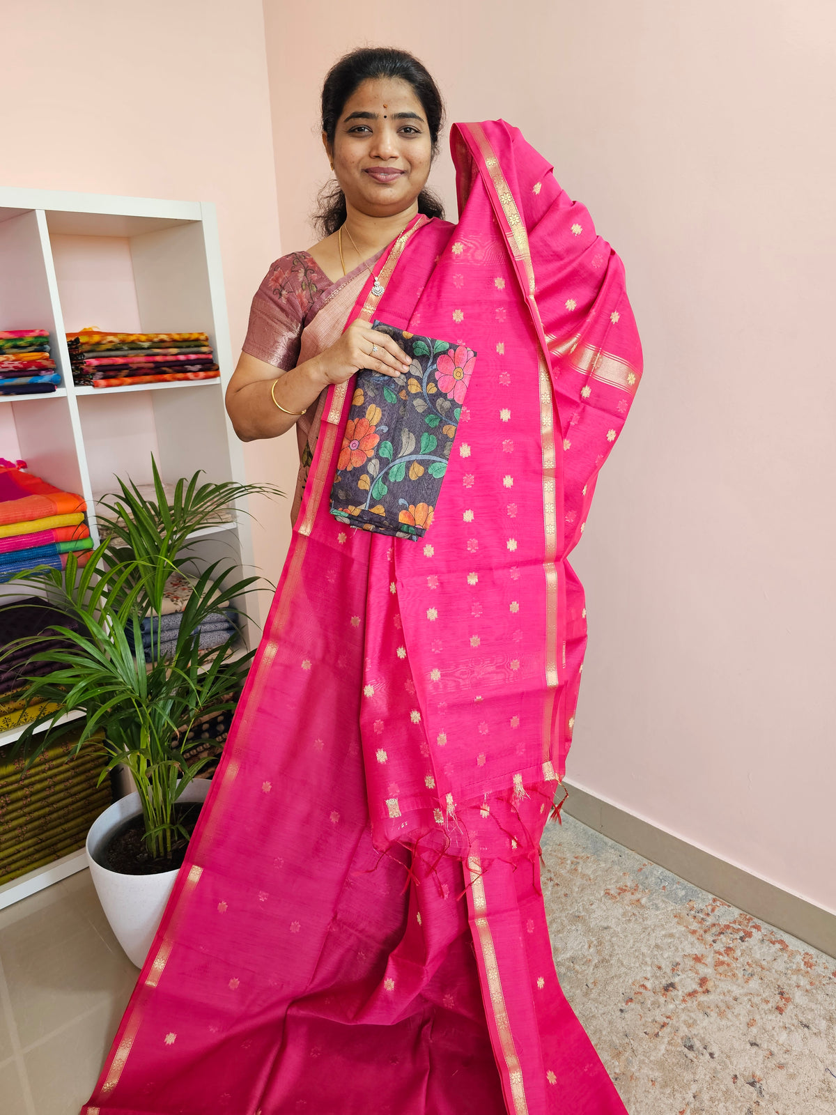 𝐏𝐫𝐞𝐛𝐨𝐨𝐤𝐢𝐧𝐠 𝐀𝐯𝐚𝐢𝐥𝐚𝐛𝐥𝐞 - 𝟓 𝐝𝐚𝐲𝐬 𝐃𝐢𝐬𝐩𝐚𝐭𝐜𝐡𝐢𝐧𝐠 𝐓𝐢𝐦𝐞  Semi Maheshwari Silk Cotton - Pink