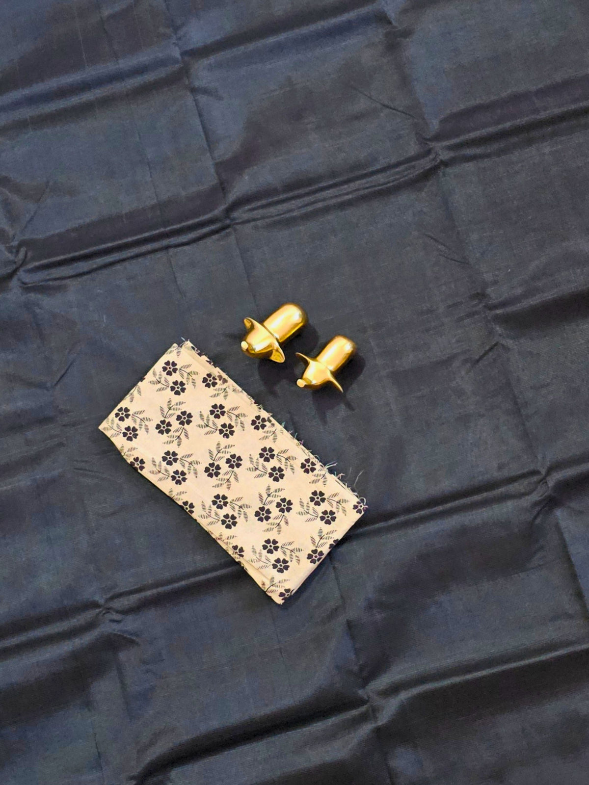 Handwoven Mangalagiri Plain Pattu Saree - Black