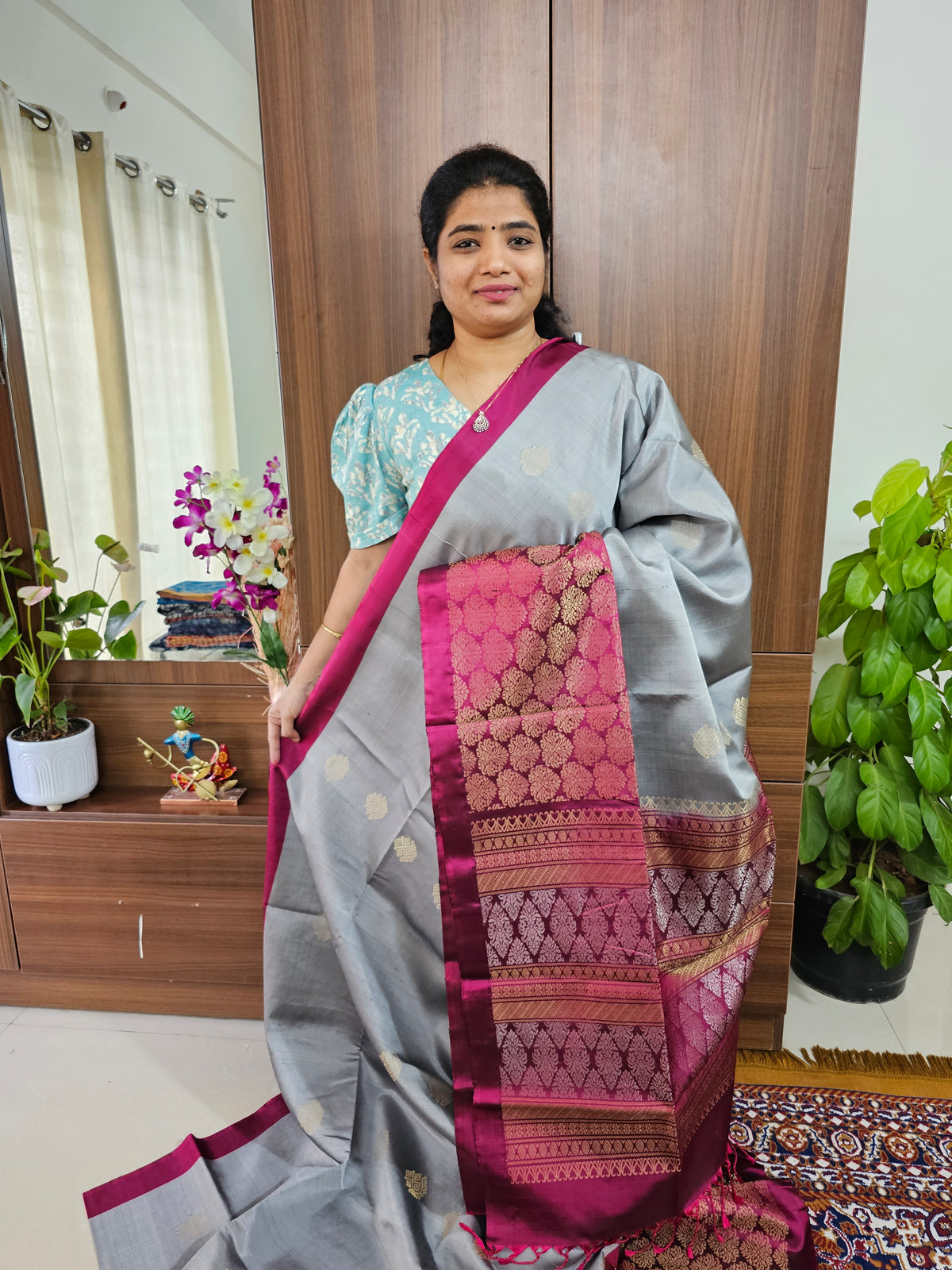 Classical Kanjivaram Pattern Pure Handloom Soft Silk Saree - Grey with Magenta Pink