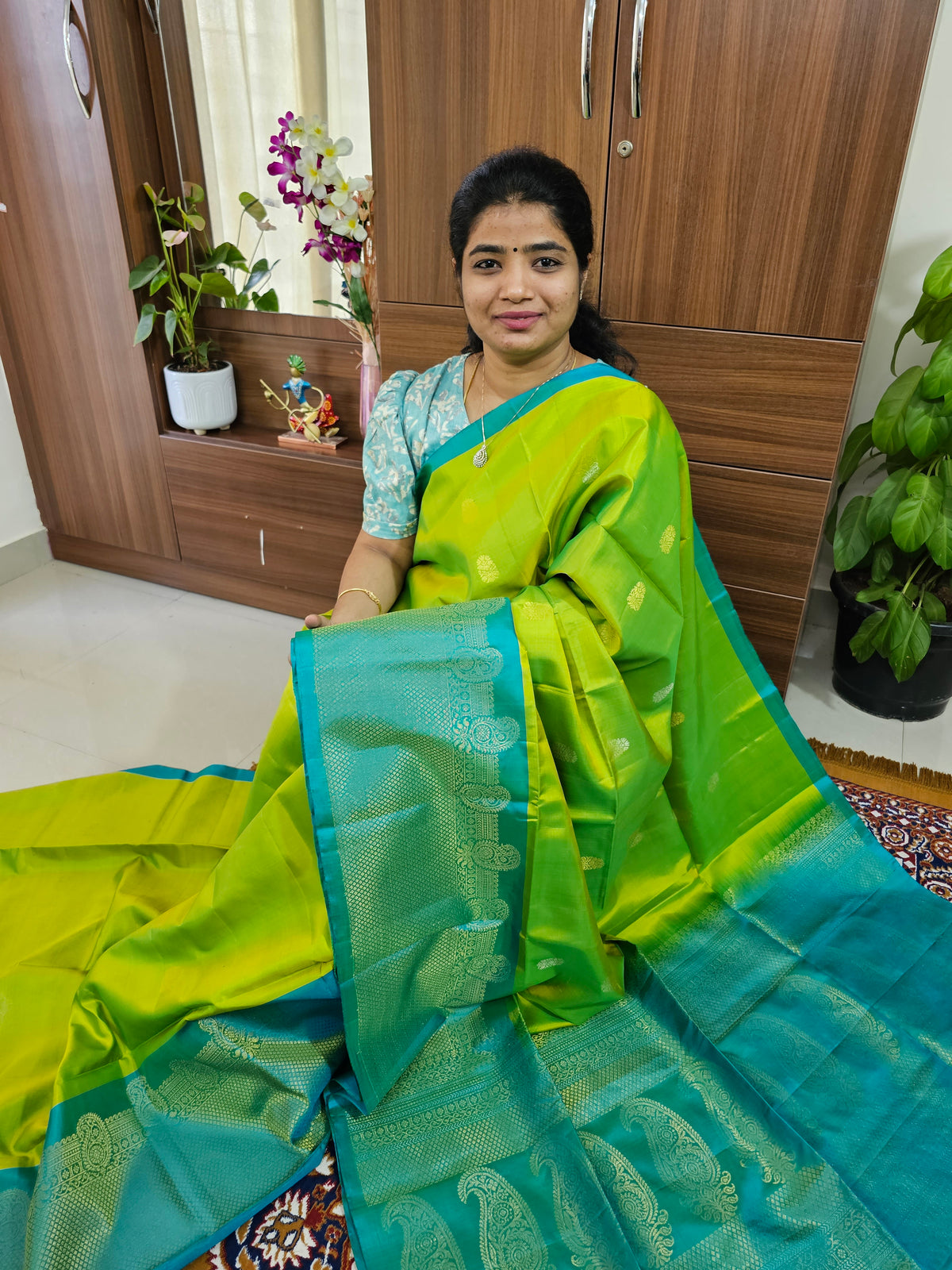 Classical Kanjivaram Pattern Pure Handloom Soft Silk Saree - Lime Green with Sea Green