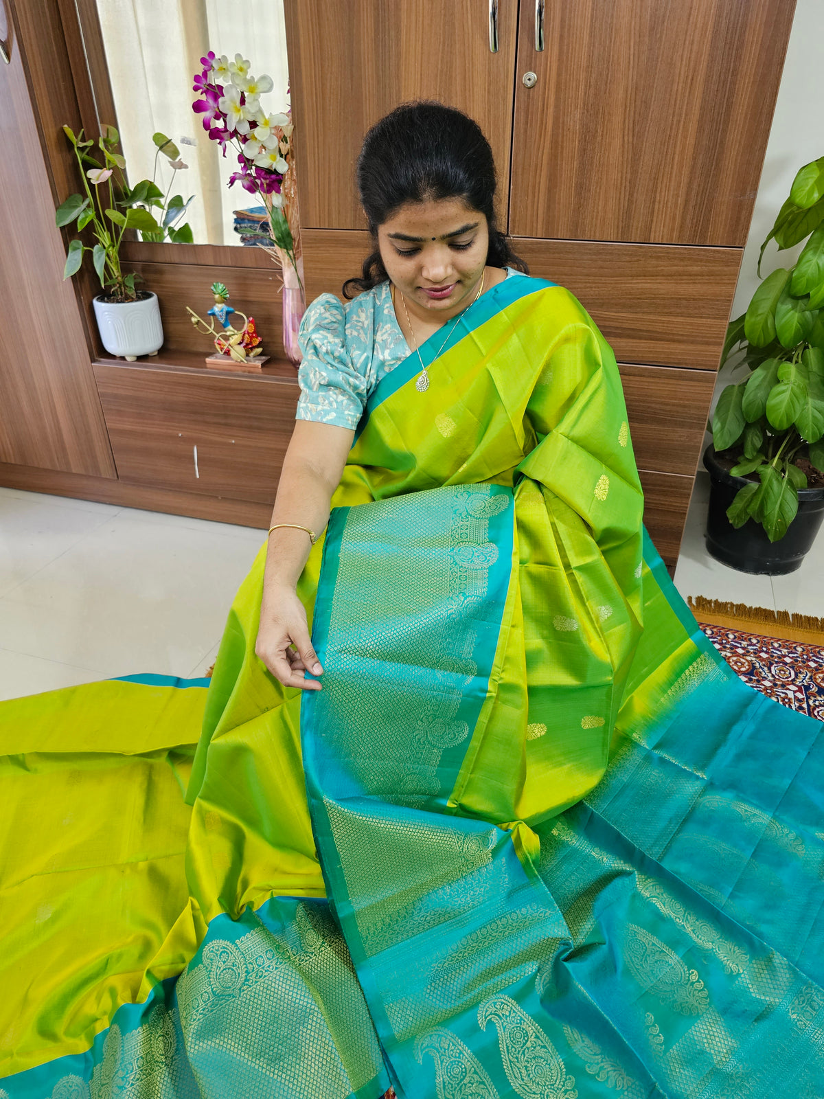 Classical Kanjivaram Pattern Pure Handloom Soft Silk Saree - Lime Green with Sea Green