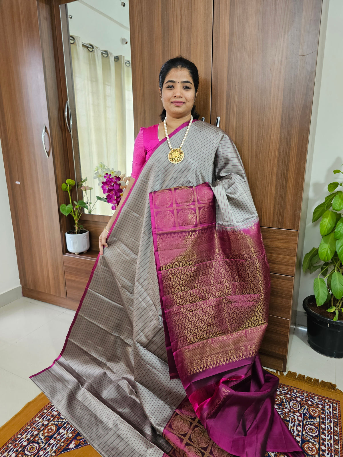 Classical Kanjivaram Pattern Pure Handloom Soft Silk Saree - Grey with Magenta Pink