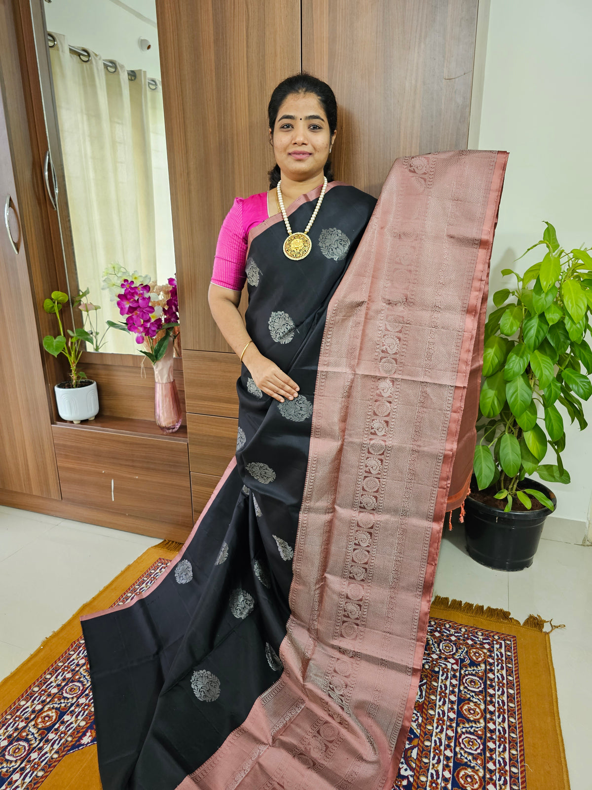 Classical Kanjivaram Pattern Pure Handloom Soft Silk Saree -  Black with Onion Pink