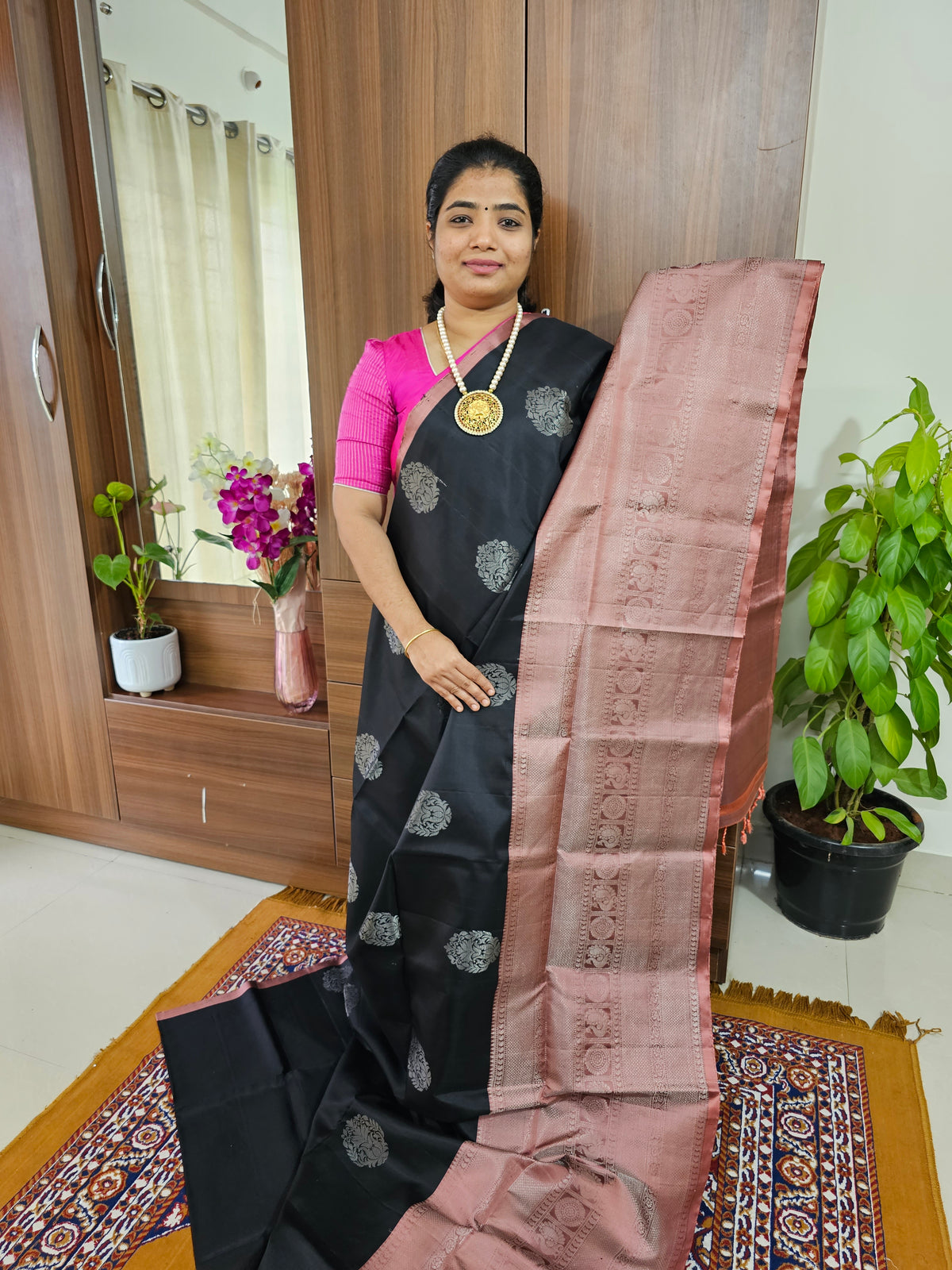 Classical Kanjivaram Pattern Pure Handloom Soft Silk Saree -  Black with Onion Pink