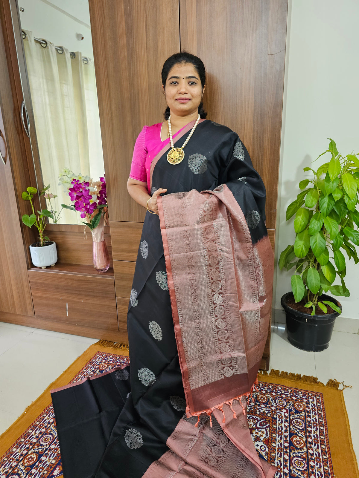 Classical Kanjivaram Pattern Pure Handloom Soft Silk Saree -  Black with Onion Pink