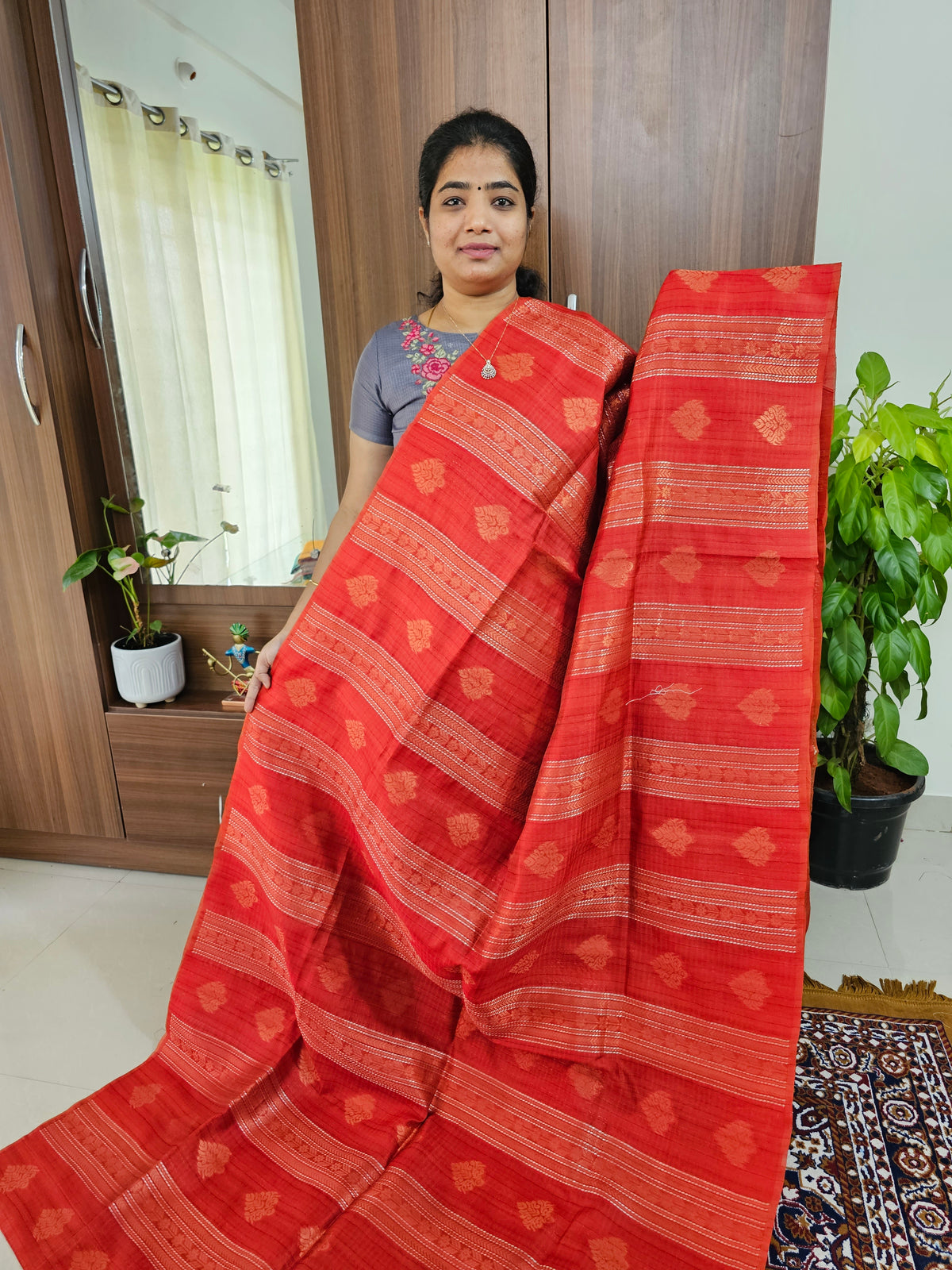 Semi Maandu Tussar Zari Weaving Saree - Red