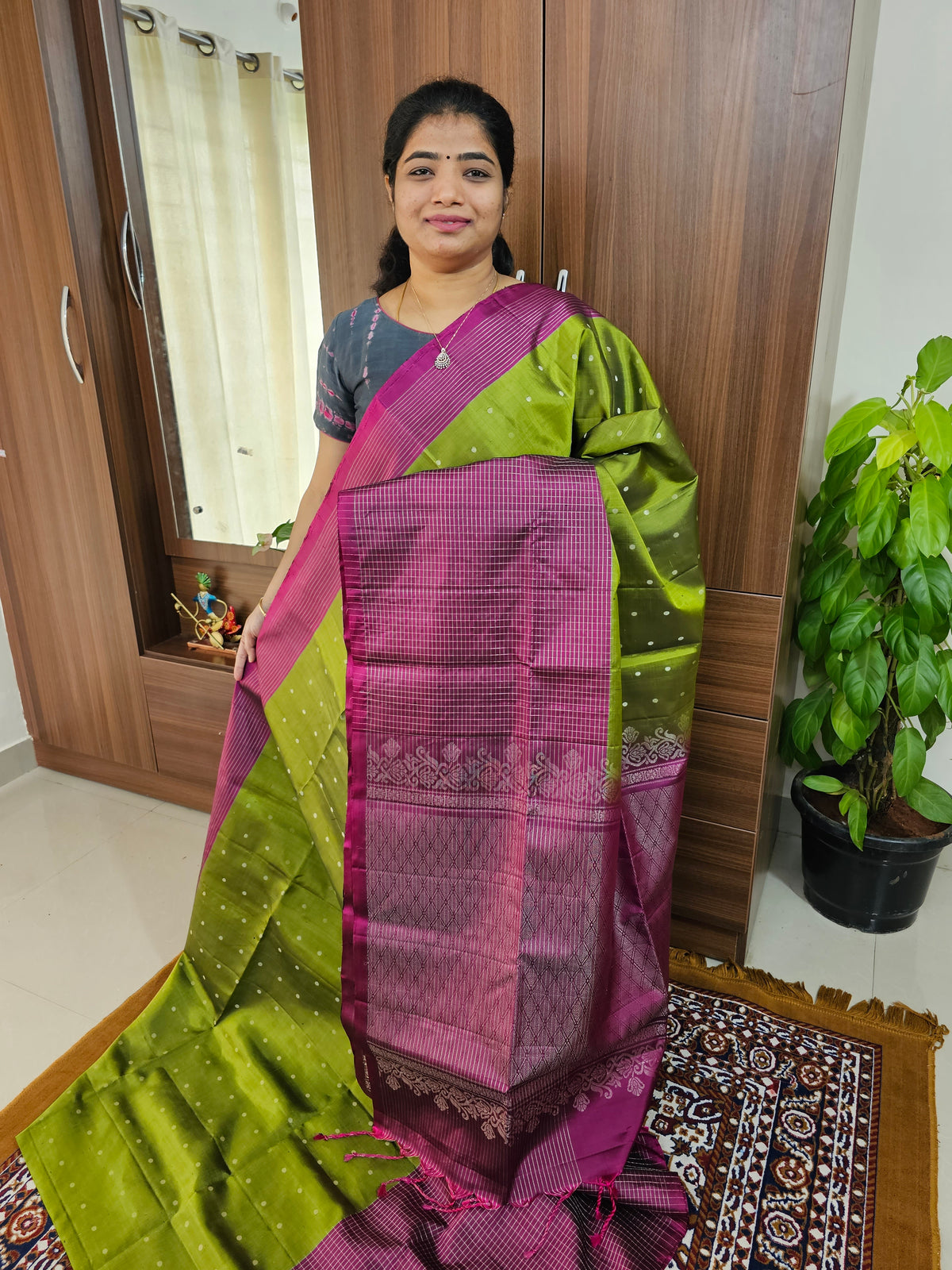 Classical Kanjivaram Pattern Pure Handloom Soft Silk Saree -  Green with Magenta Pink