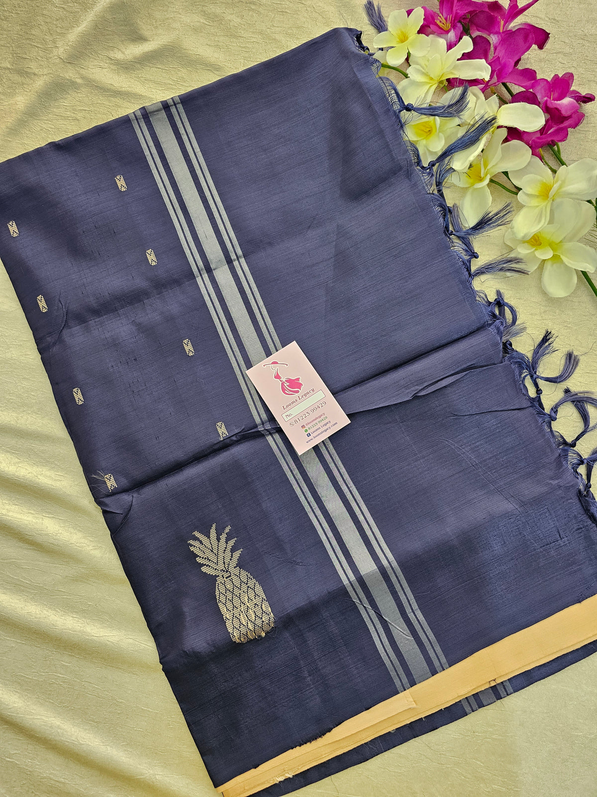 𝗛𝗮𝗹𝗳 𝗮𝗻𝗱 𝗛𝗮𝗹𝗳 𝗣𝗮𝘁𝘁𝗲𝗿𝗻 Cream with Navy Blue Handwoven Chinnalampattu Saree