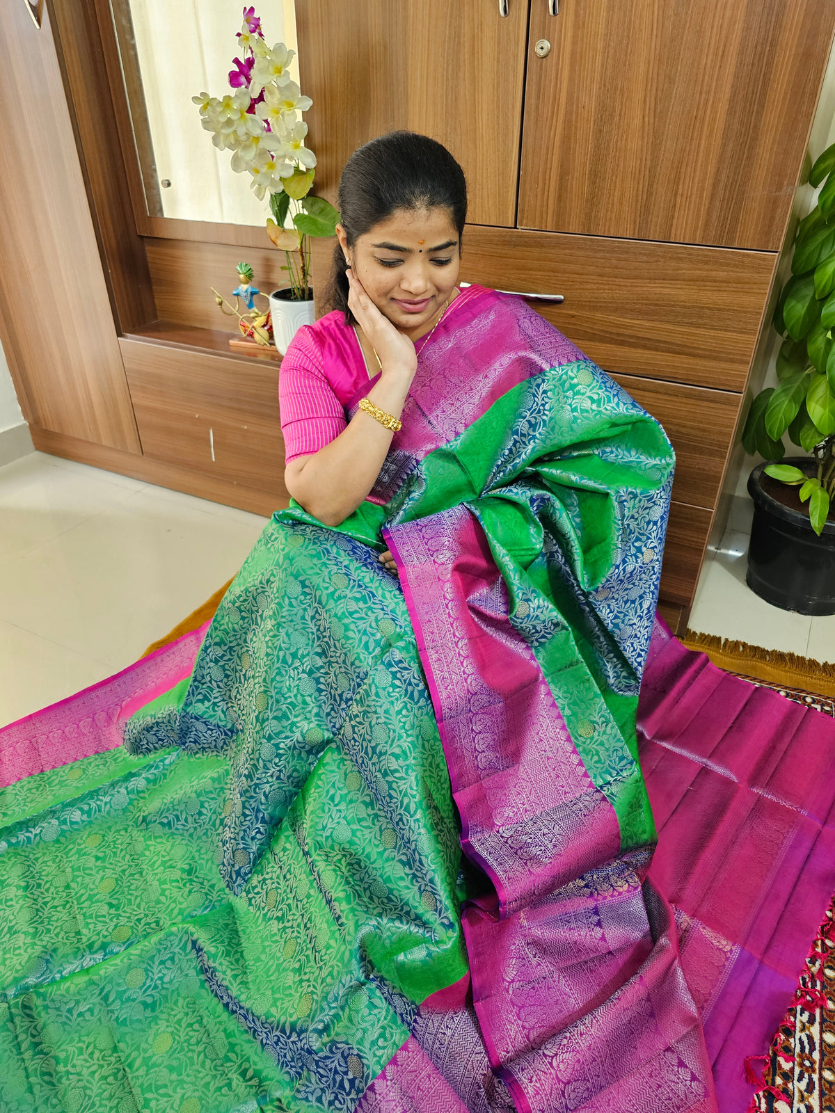 Classical Brocade Kanjivaram Pattern Pure Handloom Soft Silk Saree - Dual Shade Dark Green with Magenta Pink