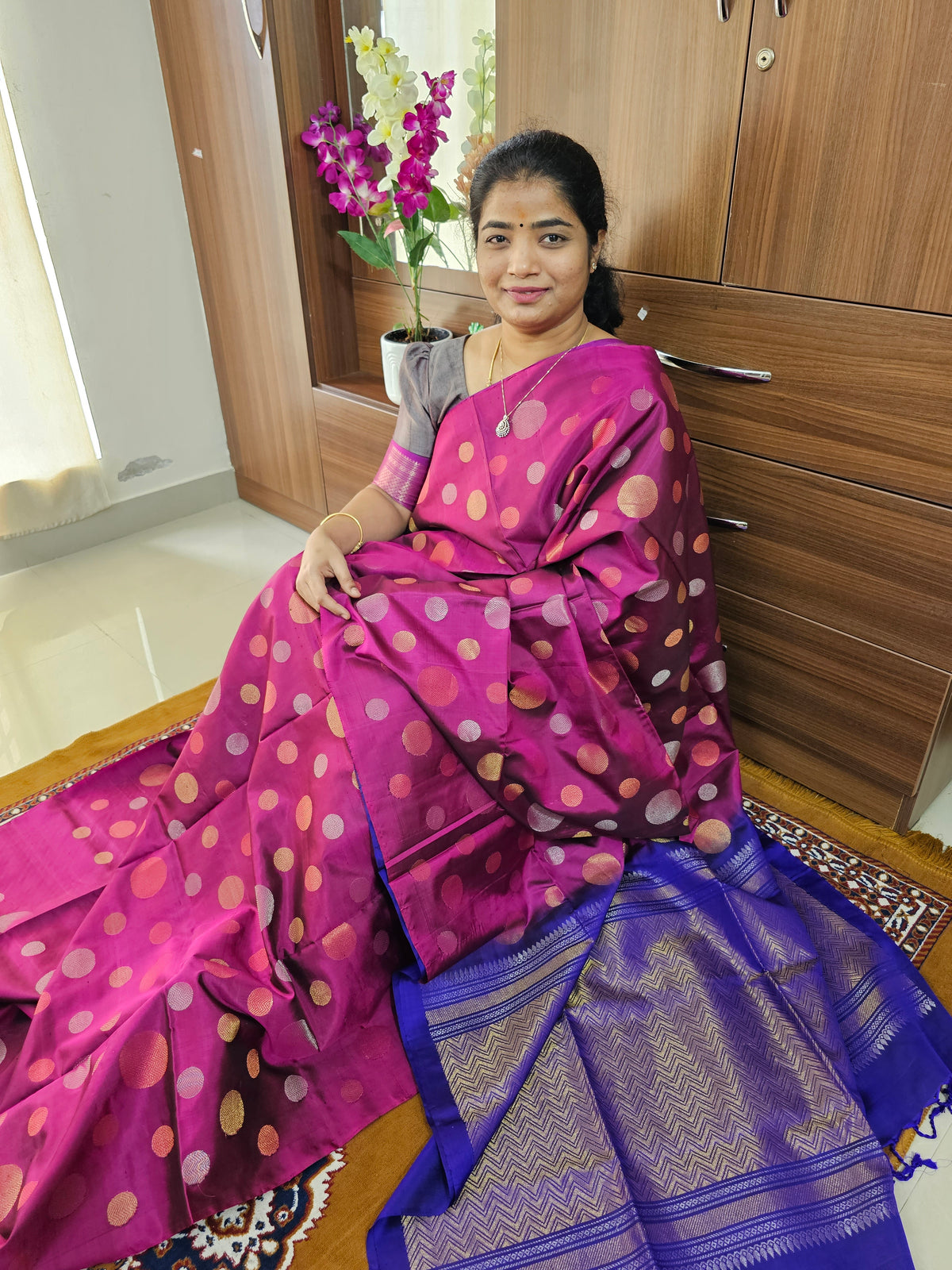Trending Kanjivaram Pattern Coin Buttas Pure Handloom Soft Silk Saree -  Magenta Pink with Violet