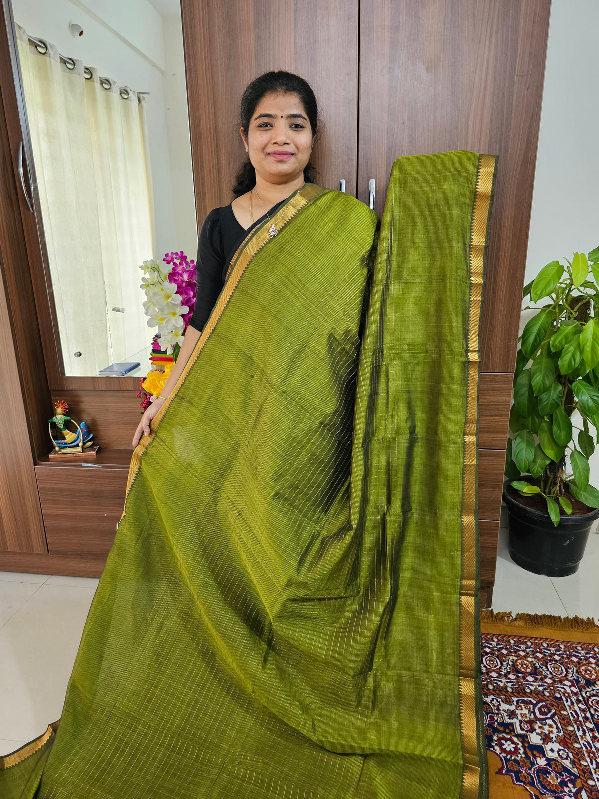 Handwoven Mangalagiri Pattu Saree with Beautiful  Small Checks - Mehindi Green