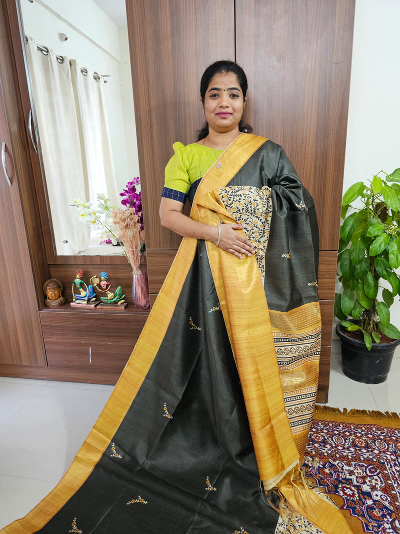 𝐏𝐫𝐞-𝐛𝐨𝐨𝐤𝐢𝐧𝐠 - Semi Ghicha Digital Printed Saree - Dark Green with Yellow