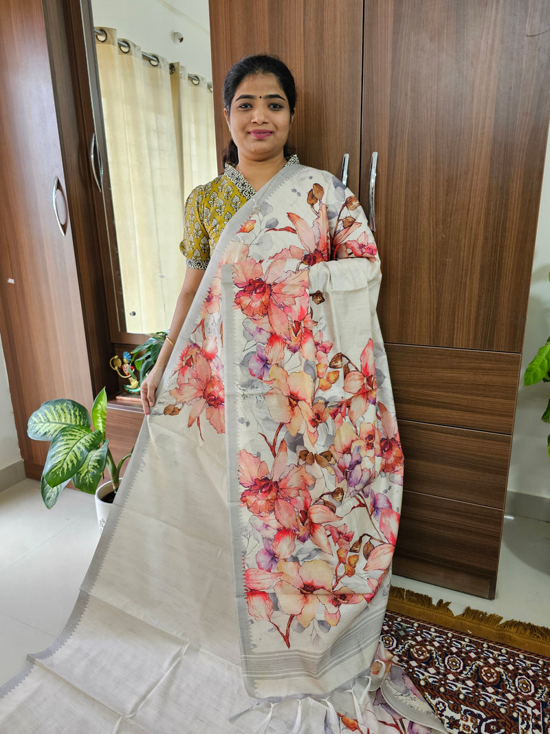 𝐏𝐫𝐞𝐛𝐨𝐨𝐤𝐢𝐧𝐠 - 𝟐𝟎 𝐝𝐚𝐲𝐬 𝐃𝐢𝐬𝐩𝐚𝐭𝐜𝐡𝐢𝐧𝐠 𝐓𝐢𝐦𝐞 Semi Tussar with Digital Printed Saree - Cream with Red