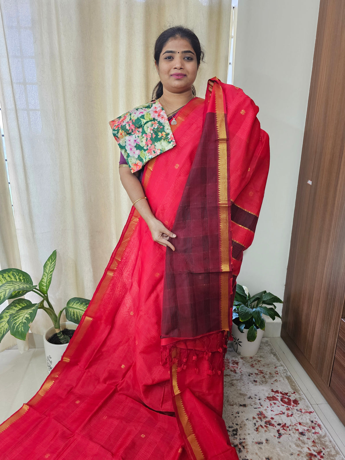 Handwoven Mangalagiri Pattu Saree with Floral Buttas - Red with Marron