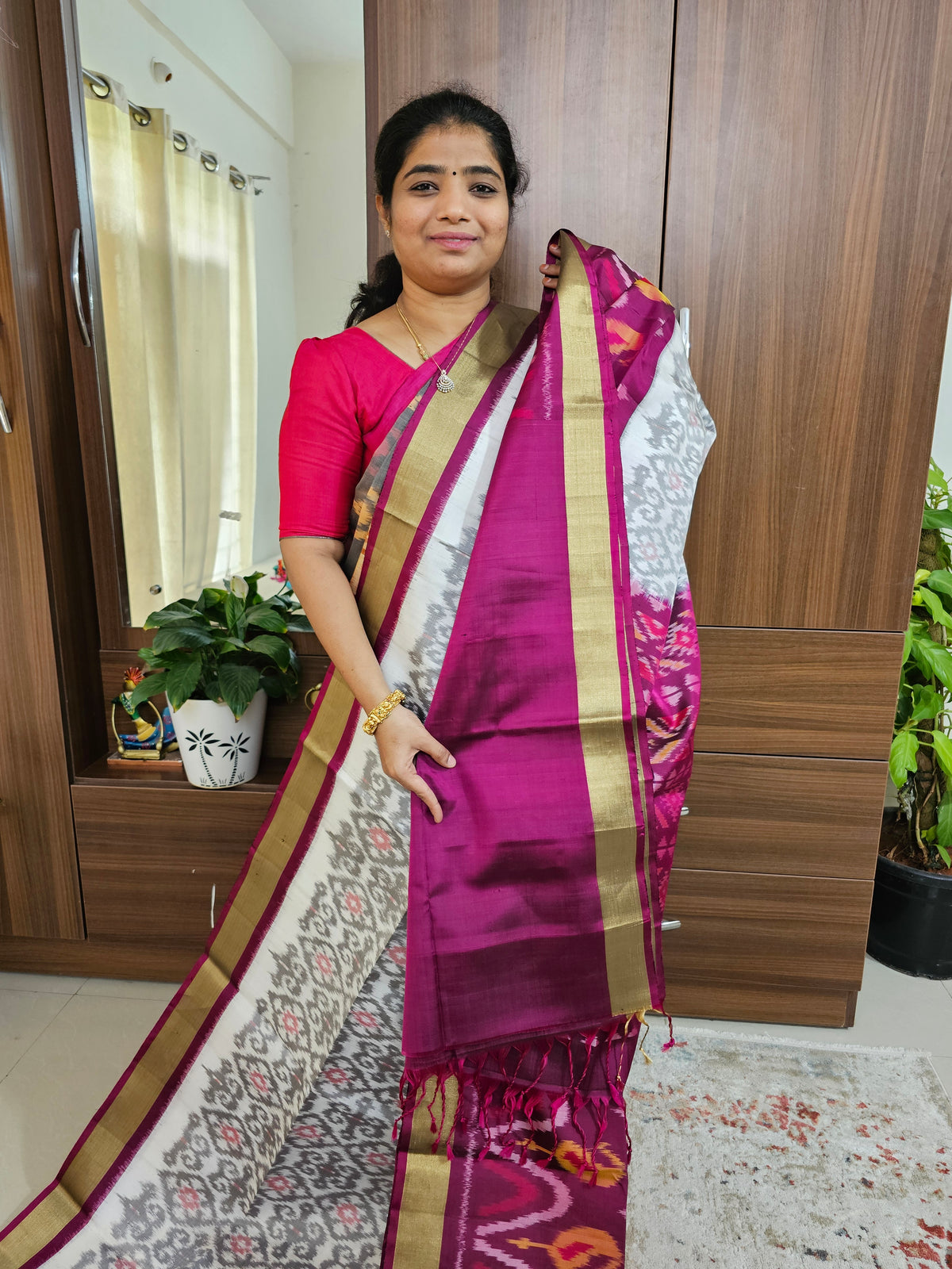 Handloom Pochampally Ikkat Pure Soft Silk Sarees - Off-white Grey with Magenta Pink