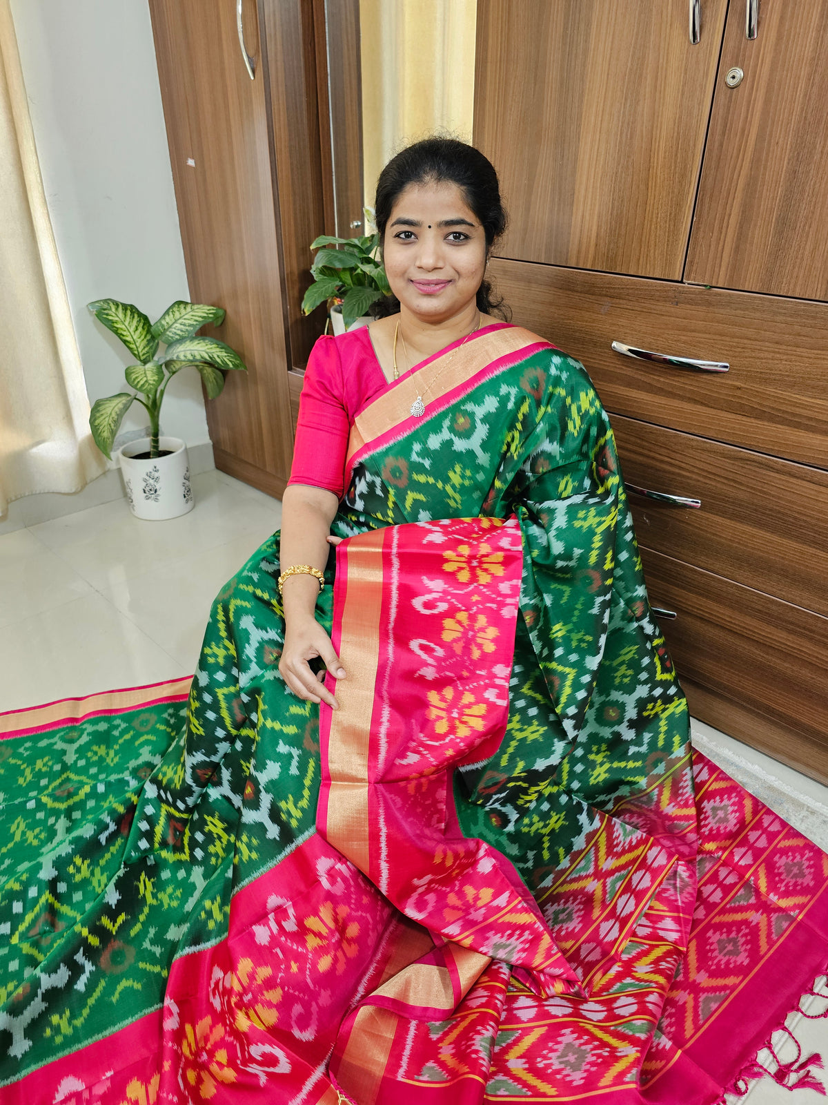 Handloom Pochampally Ikkat Pure Soft Silk Sarees Bottle Green with Rani Pink