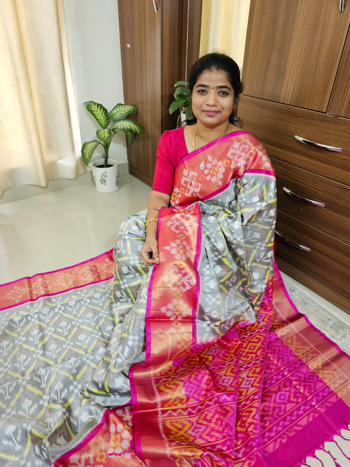 Handloom Pochampally Ikkat Pure Soft Silk Sarees - Grey with Pink