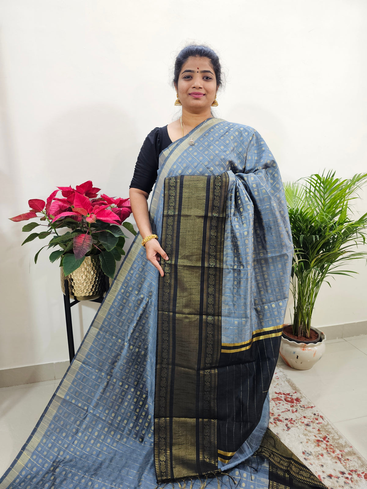 𝐏𝐫𝐞𝐛𝐨𝐨𝐤𝐢𝐧𝐠 𝐨𝐧𝐥𝐲, 𝐃𝐢𝐬𝐩𝐚𝐭𝐜𝐡 𝐓𝐢𝐦𝐞 - 𝟐𝟓 𝐝𝐚𝐲𝐬  Semi Raw Silk Saree - Grey with Black