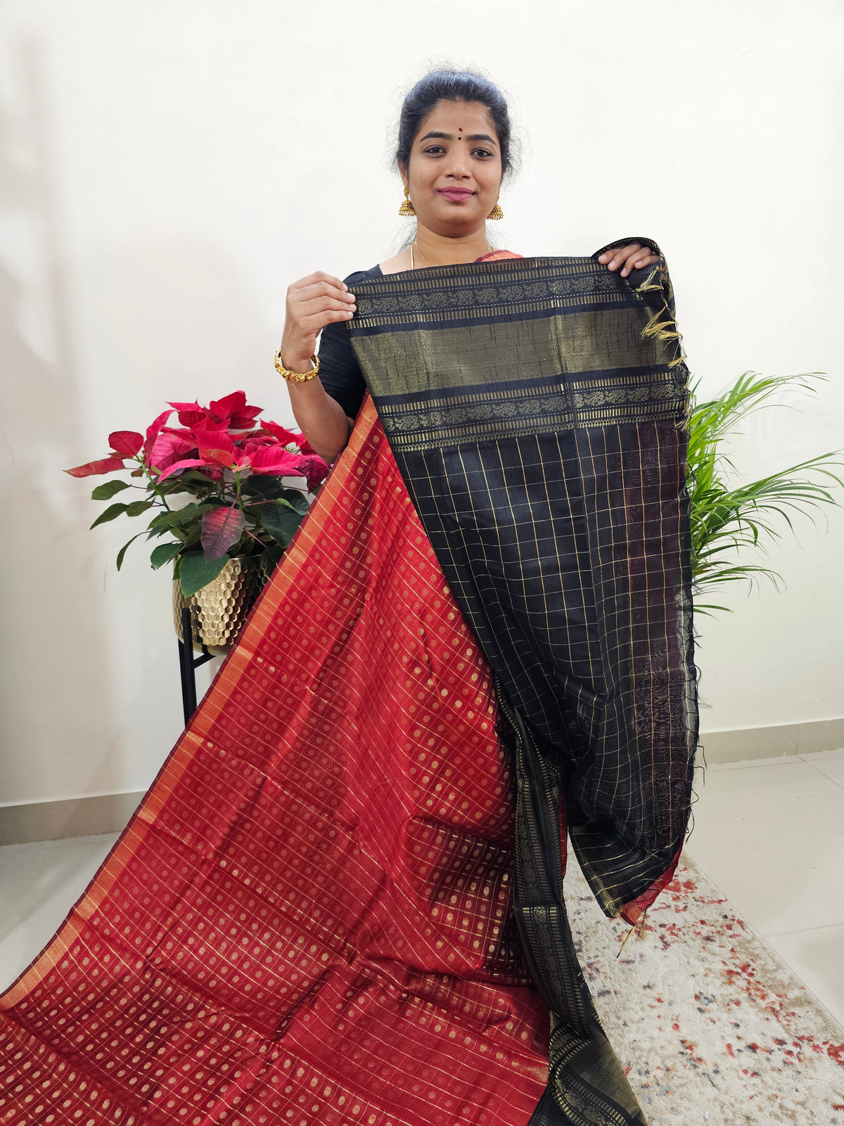 𝐏𝐫𝐞𝐛𝐨𝐨𝐤𝐢𝐧𝐠 𝐨𝐧𝐥𝐲, 𝐃𝐢𝐬𝐩𝐚𝐭𝐜𝐡 𝐓𝐢𝐦𝐞 - 𝟐𝟓 𝐝𝐚𝐲𝐬  Semi Raw Silk Saree - Maroon with Black