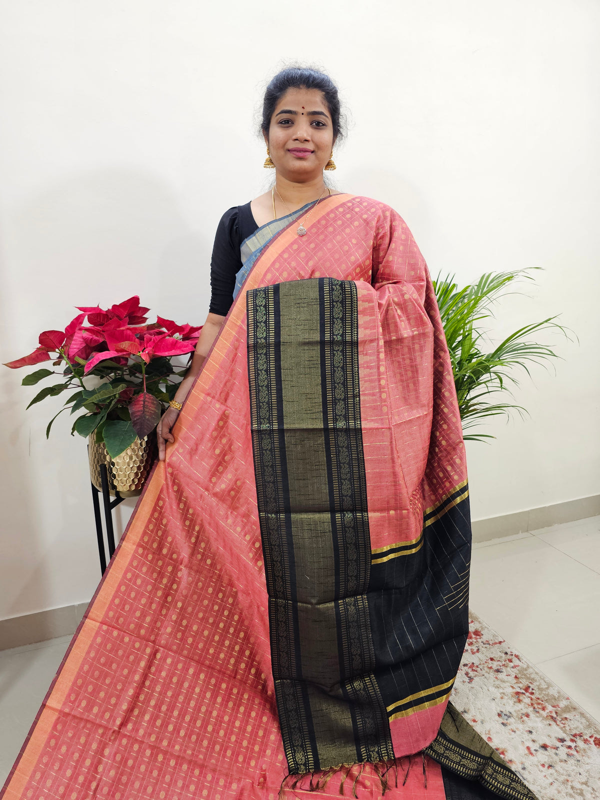 𝐏𝐫𝐞𝐛𝐨𝐨𝐤𝐢𝐧𝐠 𝐨𝐧𝐥𝐲, 𝐃𝐢𝐬𝐩𝐚𝐭𝐜𝐡 𝐓𝐢𝐦𝐞 - 𝟐𝟓 𝐝𝐚𝐲𝐬 Semi Raw Silk Saree -  Peach with Black