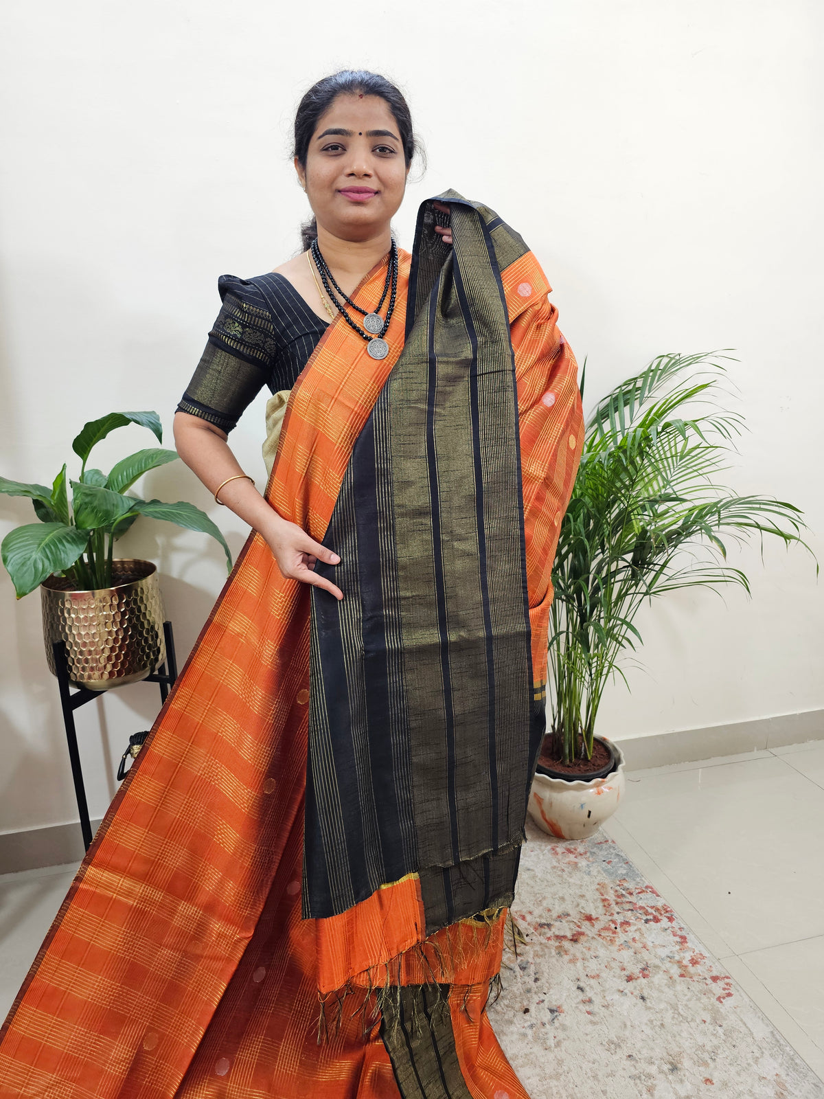 𝐏𝐫𝐞𝐛𝐨𝐨𝐤𝐢𝐧𝐠 𝐀𝐯𝐚𝐢𝐥𝐚𝐛𝐥𝐞 - 25 𝐝𝐚𝐲𝐬 𝐃𝐢𝐬𝐩𝐚𝐭𝐜𝐡 𝐓𝐢𝐦𝐞 Raw Silk Saree - Orange with Black