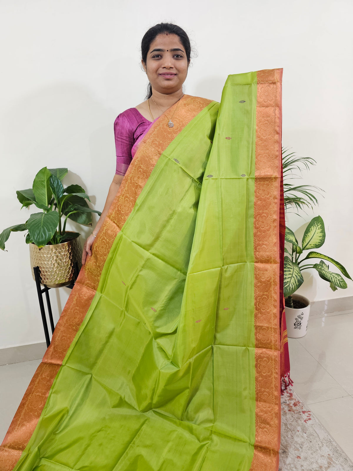 Green with Red Pallu Chinnalampattu Small Border Saree