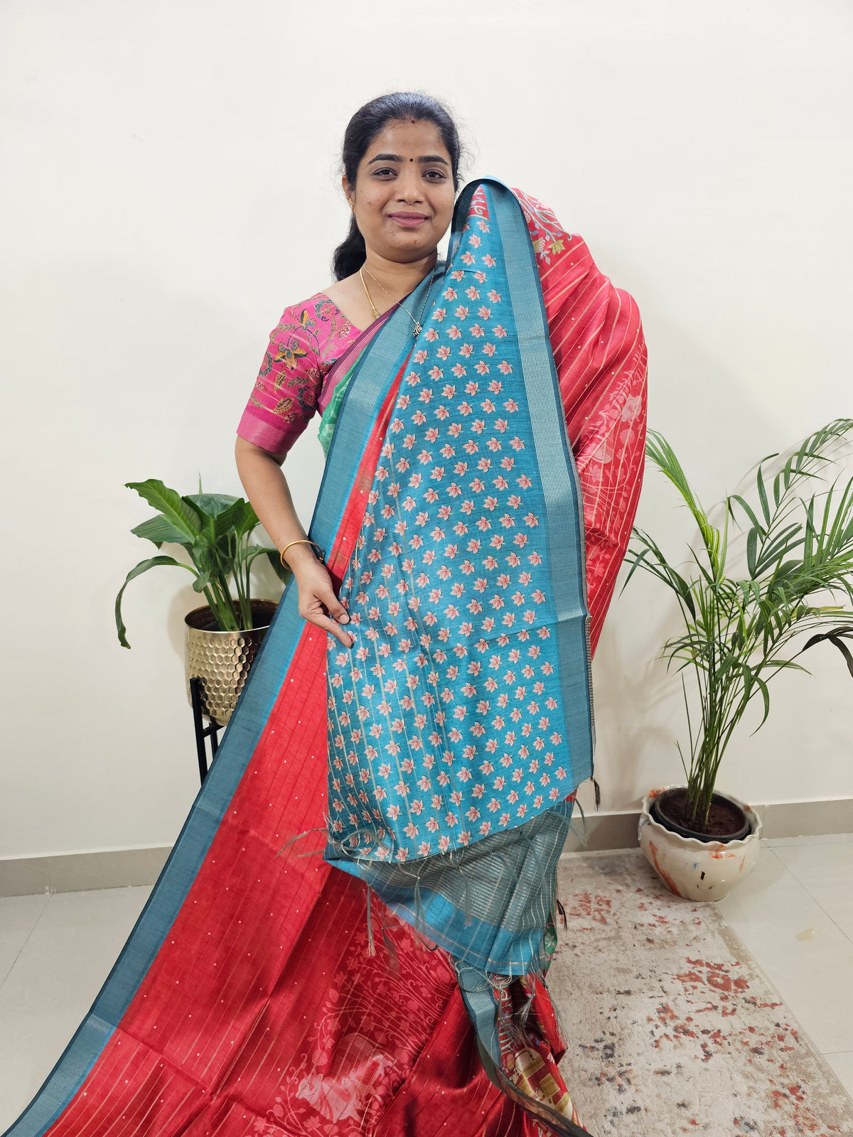 𝐏𝐫𝐞𝐛𝐨𝐨𝐤𝐢𝐧𝐠 𝐀𝐯𝐚𝐢𝐥𝐚𝐛𝐥𝐞 𝟐𝟎 𝐃𝐚𝐲𝐬 𝐃𝐢𝐬𝐩𝐚𝐭𝐜𝐡 𝐓𝐢𝐦𝐞 Soft Semi Tussar Weaving with Pichwai Border - Red with Blue