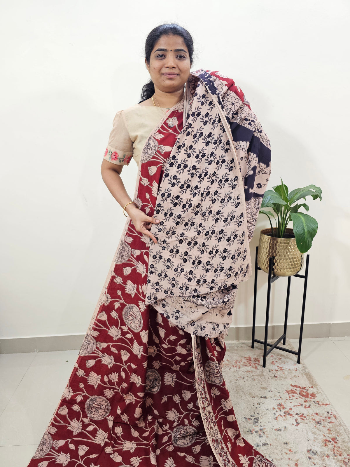 𝐏𝐫𝐞𝐛𝐨𝐨𝐤𝐢𝐧𝐠 𝐀𝐯𝐚𝐢𝐥𝐚𝐛𝐥𝐞 𝟐𝟎 𝐝𝐚𝐲𝐬 𝐃𝐢𝐬𝐩𝐚𝐭𝐜𝐡 𝐓𝐢𝐦𝐞 Cotton Kalamkari Saree - Dark Red
