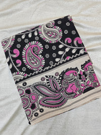 𝐏𝐫𝐞𝐛𝐨𝐨𝐤𝐢𝐧𝐠 𝐀𝐯𝐚𝐢𝐥𝐚𝐛𝐥𝐞 5 𝐝𝐚𝐲𝐬 𝐃𝐢𝐬𝐩𝐚𝐭𝐜𝐡 𝐓𝐢𝐦𝐞 Cotton Kalamkari Printed Saree - Black with pink