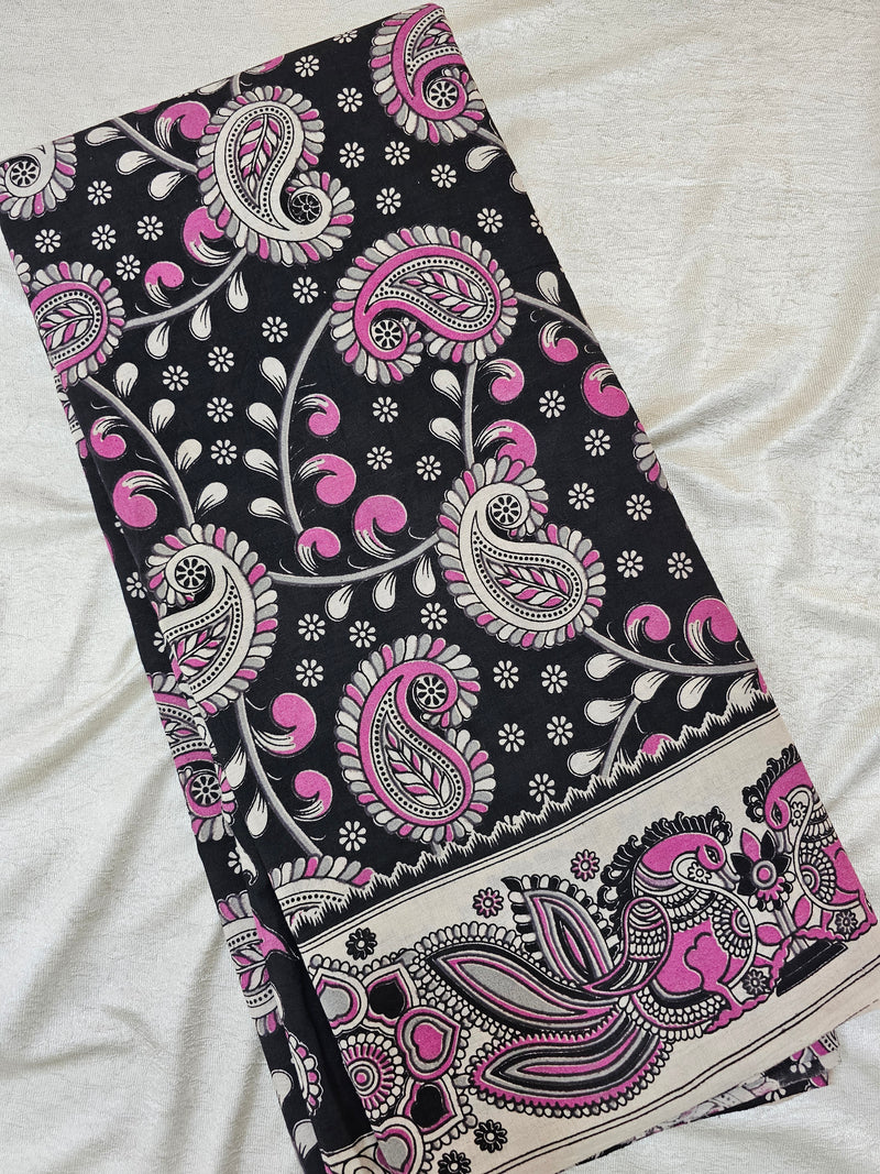 𝐏𝐫𝐞𝐛𝐨𝐨𝐤𝐢𝐧𝐠 𝐀𝐯𝐚𝐢𝐥𝐚𝐛𝐥𝐞 5 𝐝𝐚𝐲𝐬 𝐃𝐢𝐬𝐩𝐚𝐭𝐜𝐡 𝐓𝐢𝐦𝐞 Cotton Kalamkari Printed Saree - Black with pink
