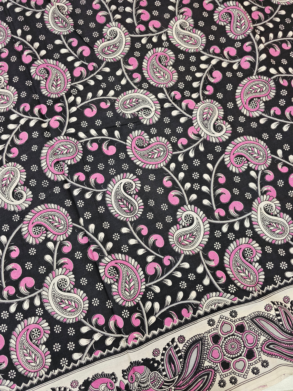 𝐏𝐫𝐞𝐛𝐨𝐨𝐤𝐢𝐧𝐠 𝐀𝐯𝐚𝐢𝐥𝐚𝐛𝐥𝐞 5 𝐝𝐚𝐲𝐬 𝐃𝐢𝐬𝐩𝐚𝐭𝐜𝐡 𝐓𝐢𝐦𝐞 Cotton Kalamkari Printed Saree - Black with pink
