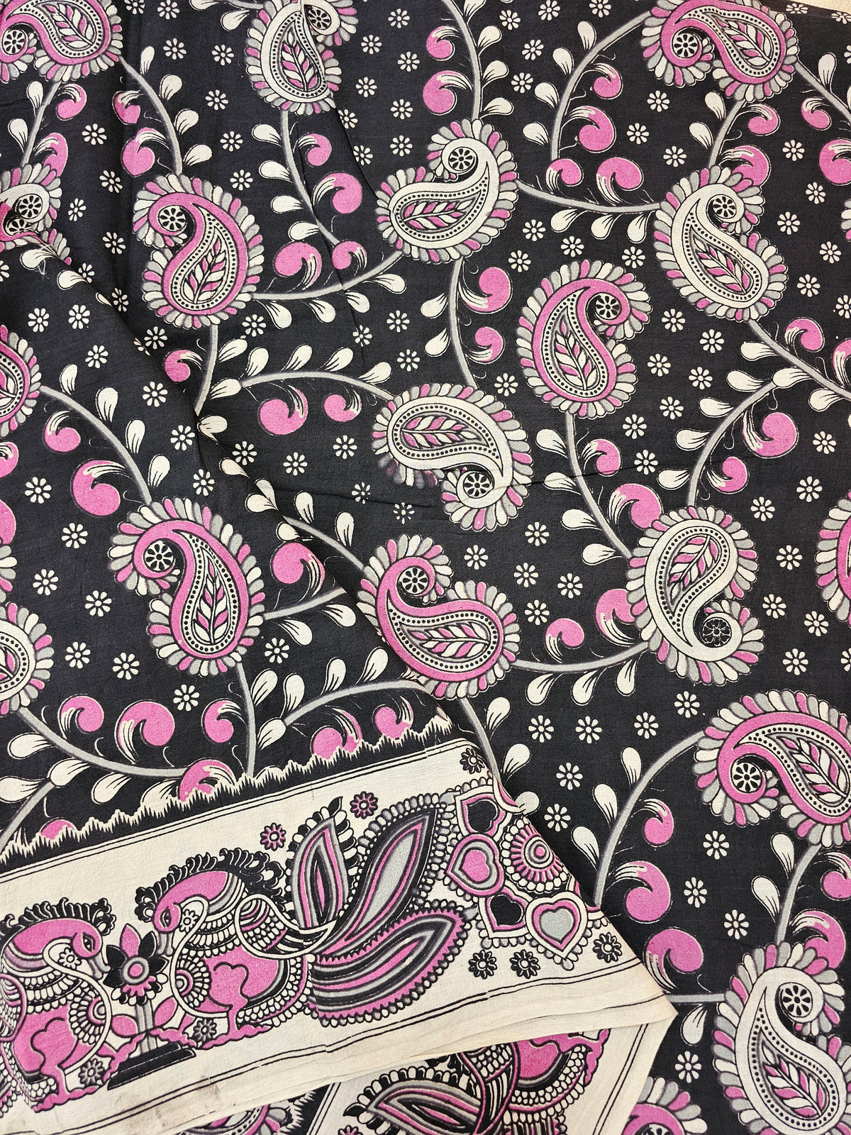 𝐏𝐫𝐞𝐛𝐨𝐨𝐤𝐢𝐧𝐠 𝐀𝐯𝐚𝐢𝐥𝐚𝐛𝐥𝐞 5 𝐝𝐚𝐲𝐬 𝐃𝐢𝐬𝐩𝐚𝐭𝐜𝐡 𝐓𝐢𝐦𝐞 Cotton Kalamkari Printed Saree - Black with pink
